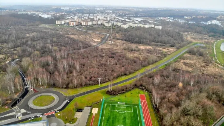 Ścieżka dla pieszych i rowerzystów łączy ul. Porębskiego z ul. Lawendowe Wzgórze. Została oddana do użytku 18 grudnia.