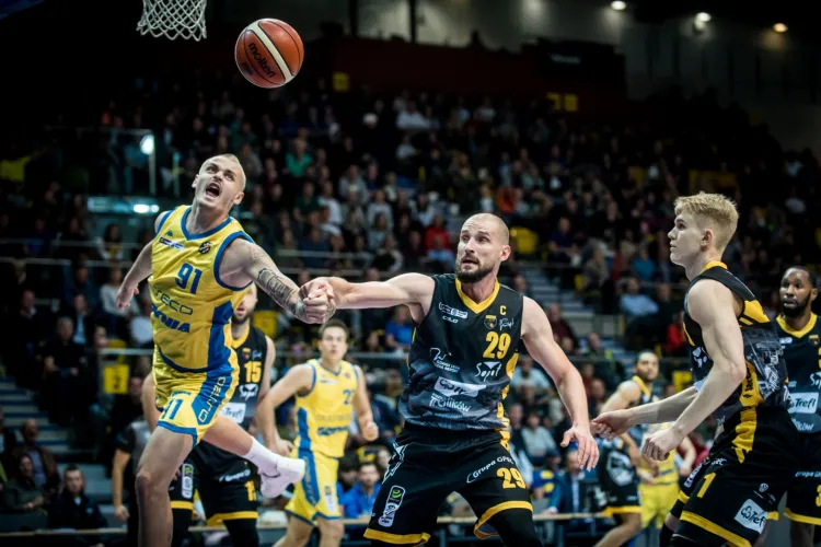 Asseco Arka Gdynia i Trefl Sopot znów liczą się w czołówce Energa Basket Ligi a Paweł Leończyk (nr 29) cieszy się, że koszykarskie derby Trójmiasta odzyskują swoją renomę.