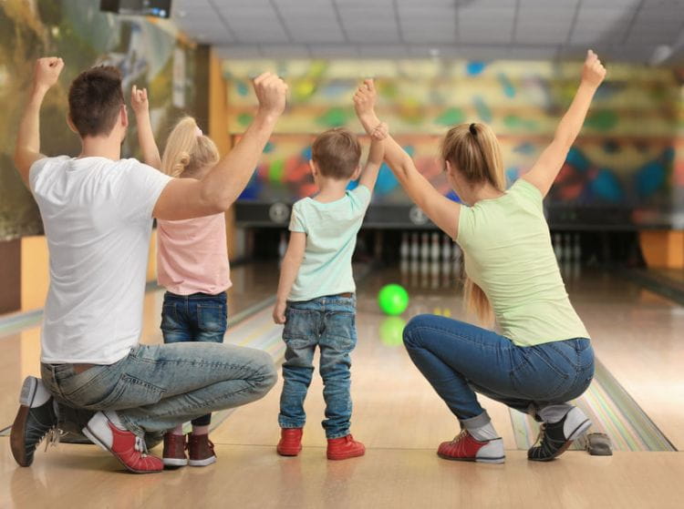 Rodzinne aktywności sportowe mają wiele form - od wyjścia na kręgle po uczestnictwo w zorganizowanych zajęciach pod okiem instruktora. Najważniejsze, aby wszystkim sprawiały radość.