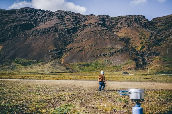 Gdy byliśmy na Islandii, jednym z ważniejszych sprzętów był maleńki palnik gazowy i kawiarka. Ten zgrany duet serwował nam pachnącą kawę w najdzikszych zakątkach wyspy. I właśnie tamte wypijane na pustkowiu kawy to jedno z najpiękniejszych wspomnień naszej wyprawy. I takie wspomnienia chcę budować w 2020 roku.