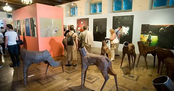 Na wystawie można obejrzeć prace dyplomowe młodych artystów z całej Polski.