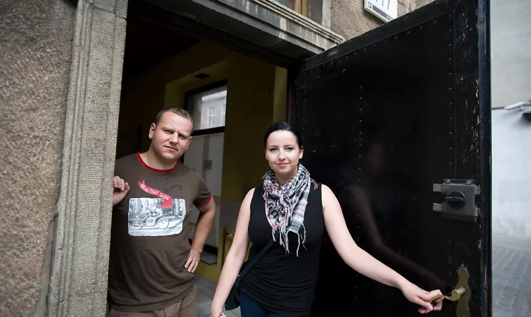 Bernadeta i Wojciech Szymańscy właśnie kończą remont lokalu przy Ogarnej, gdzie od sierpnia będzie Galeria Starych Zabawek. 
