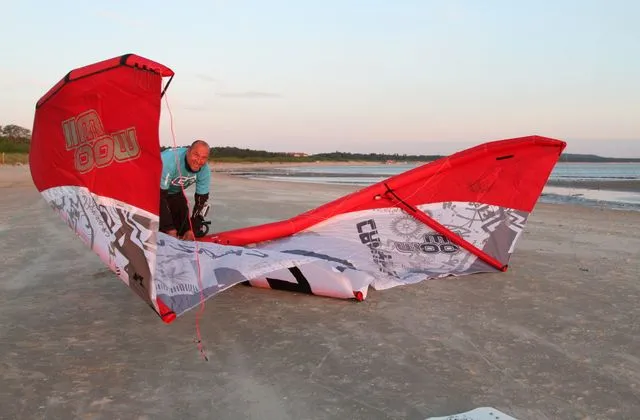 Jan Lisewski, mieszkaniec Trójmiasta, podczas przygotowań do pokonania 90 mil na desce kitesurfingowej.