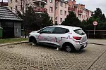 Złodziej zostawił auto podparte na cegłach. Zniknęły cztery koła.