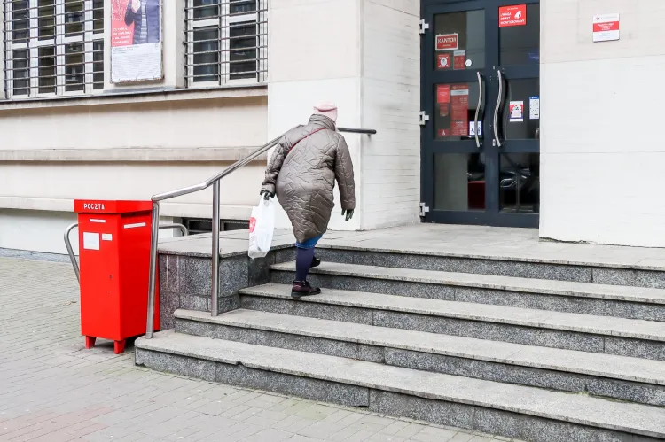 Ważniejsze są modernistyczne schody czy dostępność poczty dla osób z wózkami i na wózkach? - pyta nasz czytelnik.