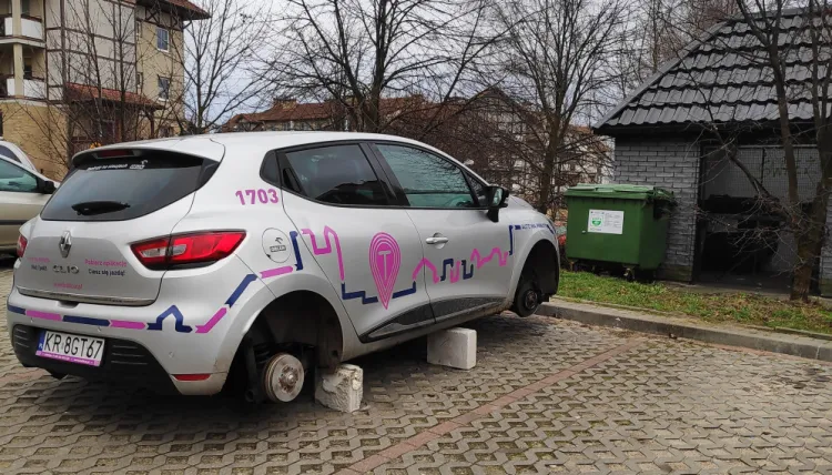 Złodziej zostawił auto podparte na cegłach. Zniknęły cztery koła.