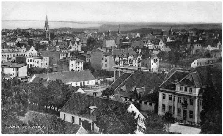 Widok z Królewskiego Wzgórza (Königshöhe) na zabudowany już górny Sopot. Pokaźny budynek na pierwszym planie to dawna ujeżdżalnia koni, wzniesiona w 1909 r. według projektu Adolfa Bielefeldta; dzisiaj - Urząd Skarbowy. Ok. 1920 r.
