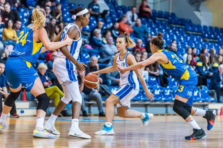 Derbowe spotkanie koszykarek Arki Gdynia i AZS Uniwersytetu Gdańskiego będzie starciem dwóch biegunów. Żółto-niebieskie są niepokonane w Energa Basket Lidze, natomiast akademiczki wciąż czekają na premierowe zwycięstwo.