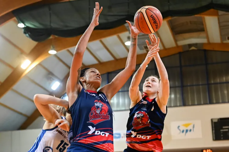 Koszykarki DGT Politechniki doznały trzeciej z rzędu porażki w Energa Basket Lidze Kobiet. Na zdjęciu Jenna Smith i  Agnieszka Haryńska.