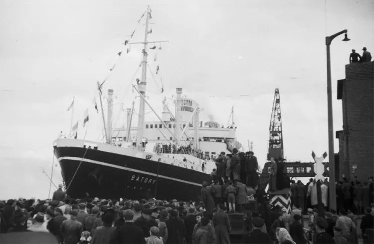 W sieci udostępniono wiele zdjęć m.in. z dużych wydarzeń. Tu powrót statku m/s "Batory" do Gdyni. Lata 1945-1949.