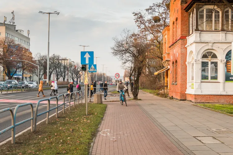Obecnie w tym miejscu rowerzyści jadący w kierunku Sopotu muszą przeprawiać się na drugą stronę jezdni.