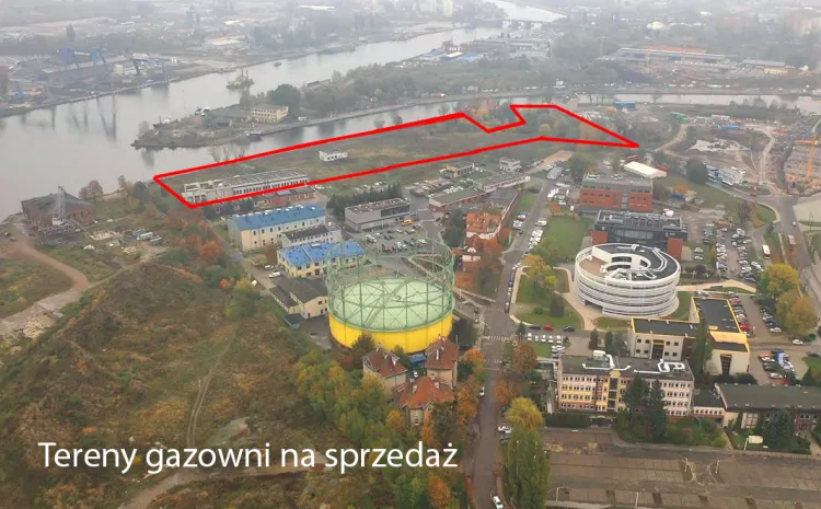 Teren gazowni, który wiosną zostanie wystawiony na sprzedaż graniczy z bulwarem nad Motławą i jest położony naprzeciwko Polskiego Haka. 