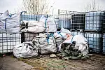 Tak wyglądają obecnie odpady nielegalnie składowane na Przeróbce, które zdaniem władz miasta są zabezpieczone. Do pojemników z chemikaliami dołożono jeszcze torby.