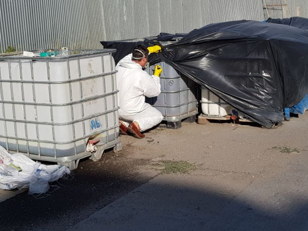 Odpady na Przeróbce w trakcie zabezpieczania przez służby miejskie.
