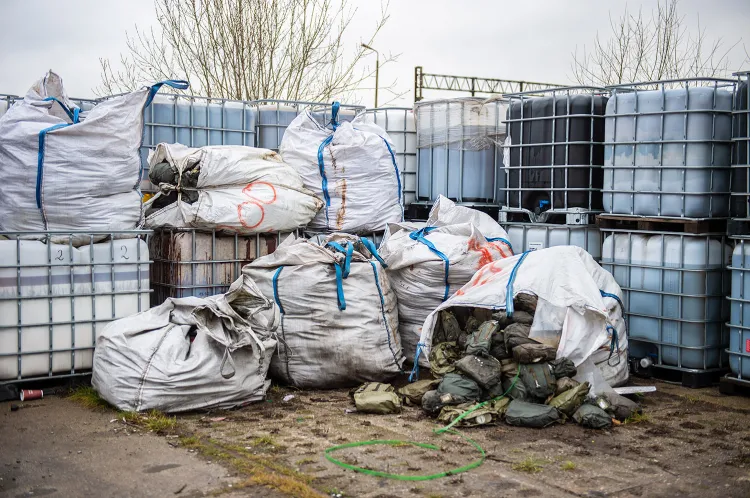 Tak wyglądają obecnie odpady nielegalnie składowane na Przeróbce, które zdaniem władz miasta są zabezpieczone. Do pojemników z chemikaliami dołożono jeszcze torby.