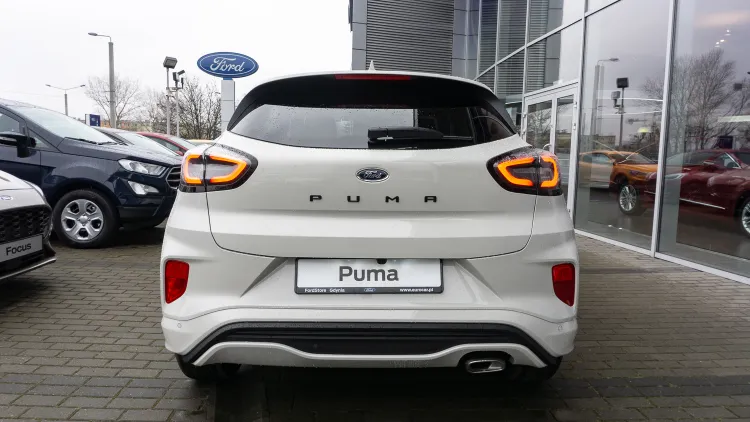 Auto zostało zbudowane na bazie Forda Fiesty.
