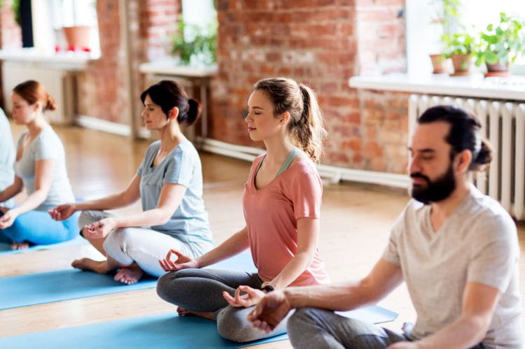 Zajęcia mindfulness i medytacji pomagają obniżyć poziom odczuwanego stresu.