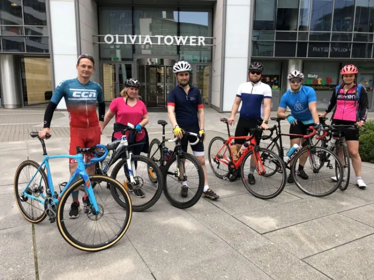 Są tacy, którym wystarczy dojeżdżanie na rowerze do pracy, ale są też tacy, którzy chętnie dają się namówić do udziału we wspólnych wycieczkach rowerowych. Takie też organizuje Olivia Sport. 