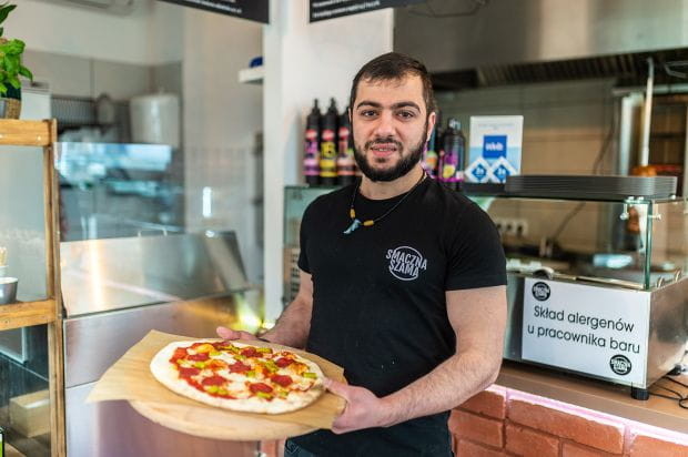 Włoska pizza na cienkim cieście w Smacznej Szamie.
