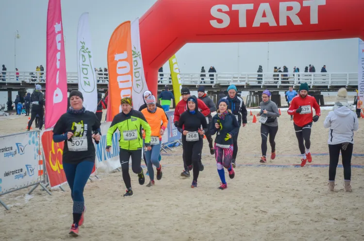 Bieg i marsz nordic walking po plaży w Sopocie to jedna z atrakcji dla aktywnych na najbliższy weekend.