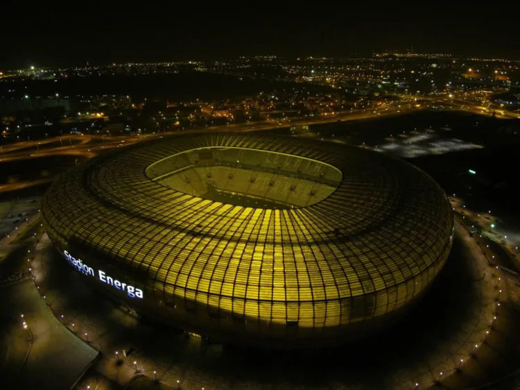 Oświetlenie na stadionie w Letnicy po dziewięciu latach eksploatacji wymaga wymiany na nowe. Inwestycja ma kosztować prawie 10 mln zł. 