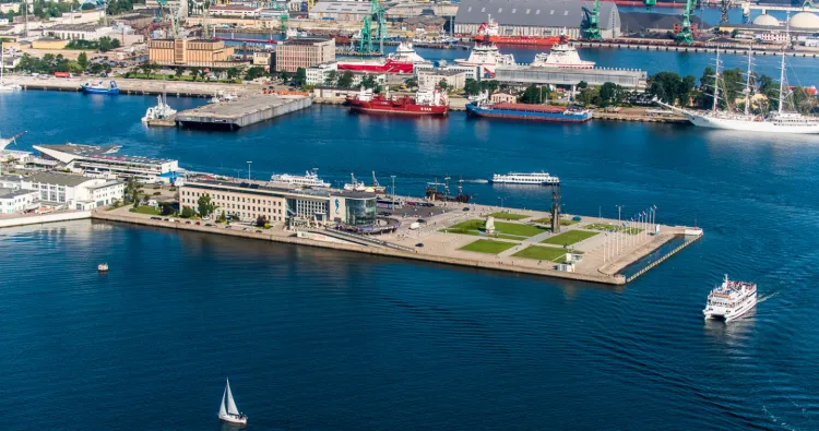 Gdyńskie Akwarium jest od lat najchętniej odwiedzanym miejscem w Gdyni. 1/3 turystów dociera natomiast do miasta drogą morską.