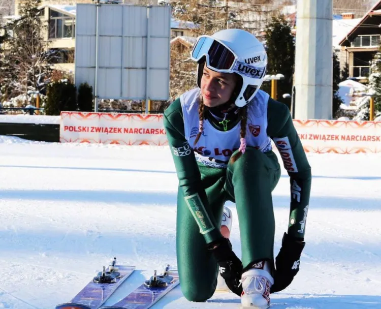Wiktoria Polanowska trenuje skoki narciarskie od dwóch lat. W tym czasie zdołała zostać powołana do reprezentacji Polski i wziąć udział w Zimowych Igrzyskach Olimpijskich Młodzieży.