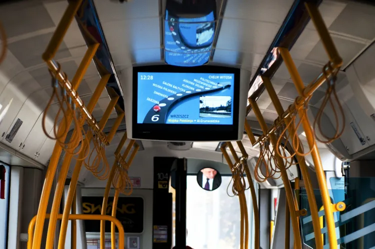 W gdańskich autobusach i tramwajach  o nazwach przystanków informuje obecnie syntezator mowy. Pojawił się pomysł, by zastąpić go głosem lektora.
