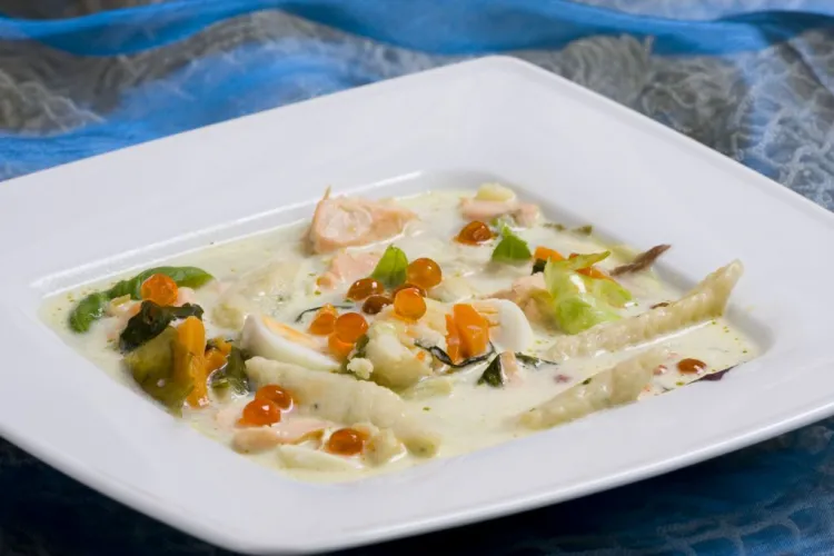 Zupa bursztynowa to zupa rybna z dodatkiem tradycyjnej nalewki bursztynowej, kaszubskich golców, morszczynu i kawioru.