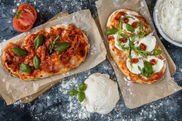Pizza pinsa dostępna jest w restauracji Chianti Grill Bar. 