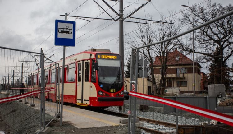 W grudniu zeszłego roku oddano pierwszy etapu wyremontowanej linii tramwajowej na Stogi. Na zdjęciu przystanek przy ul. Zimnej. Inwestycja wiąże się z częstymi zmianami organizacji ruchu.