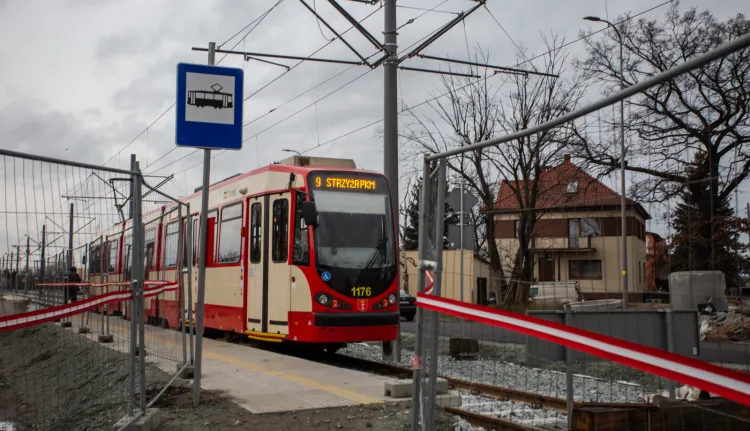 W grudniu zeszłego roku oddano pierwszy etapu wyremontowanej linii tramwajowej na Stogi. Na zdjęciu przystanek przy ul. Zimnej. Inwestycja wiąże się z częstymi zmianami organizacji ruchu.