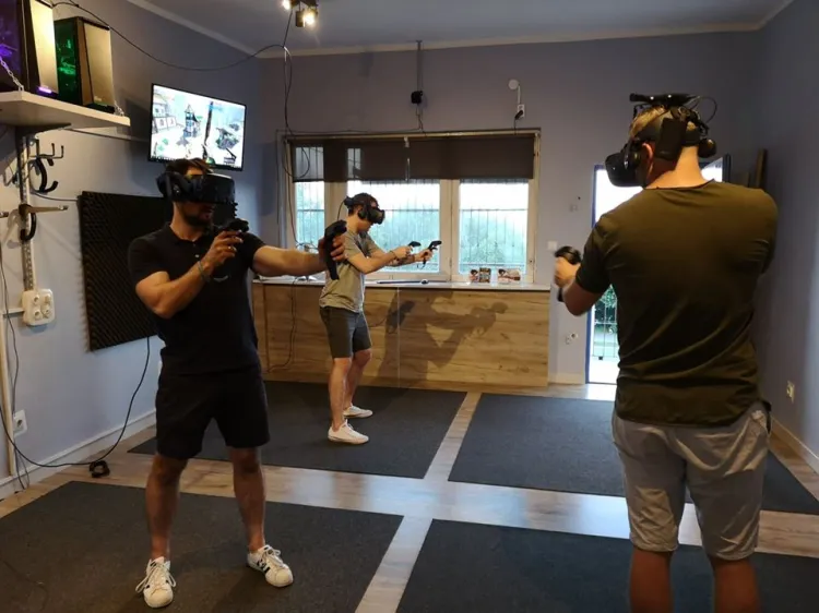 Gogle VR przenoszą graczy do zupełnie innych światów. Na zdjęciu: VR Studio Gdynia.