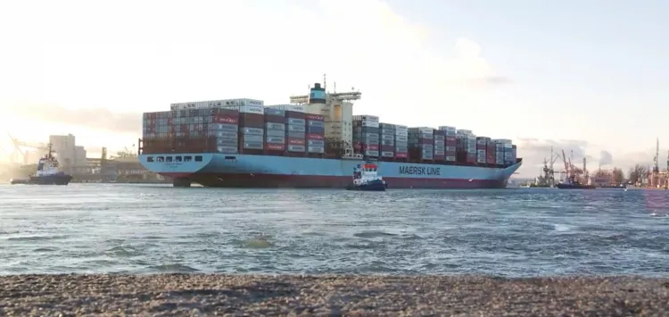 Kontenerowiec "Charlotte Maersk" wpłynął do gdyńskiego portu i precyzyjnie zacumował dzięki systemowi RTK.
