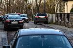 Mieszkańcy ul. Sienkiewicza w Gdyni skarżą się na organizację ruchu i parkujące samochody.