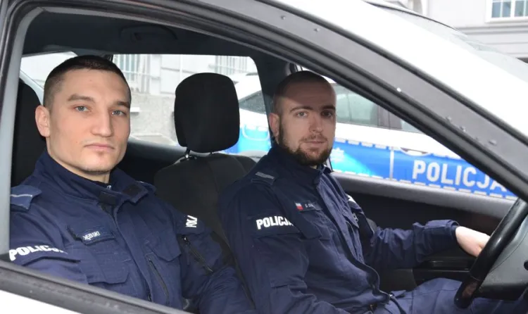 Dwaj policjanci, którzy uratowali 30-latka. Od lewej: sierż. Przemysław Dębski oraz sierż. Damian Olewnik.