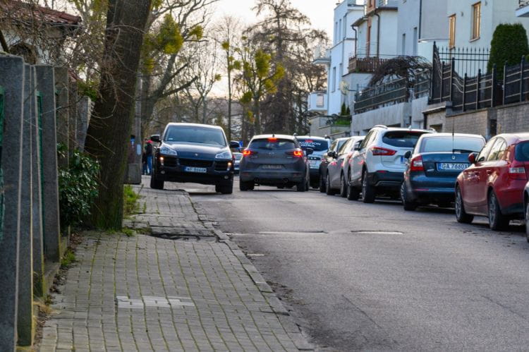Mieszkańcy ul. Sienkiewicza w Gdyni skarżą się na organizację ruchu i parkujące samochody.