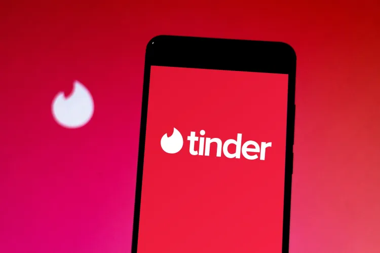 "Tinder to najpopularniejsza na świecie aplikacja randkowa, która jeszcze kilka lat temu była tematem tabu ze względu na swoją specyfikę, a aktualnie jest czymś całkowicie normalnym i nikogo już nie zaskakuje."