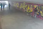 Nikt z przechodzących nie reagował, gdy młody mężczyzna uzupełniał graffiti w tunelu pod al. Niepodległości w Sopocie.  