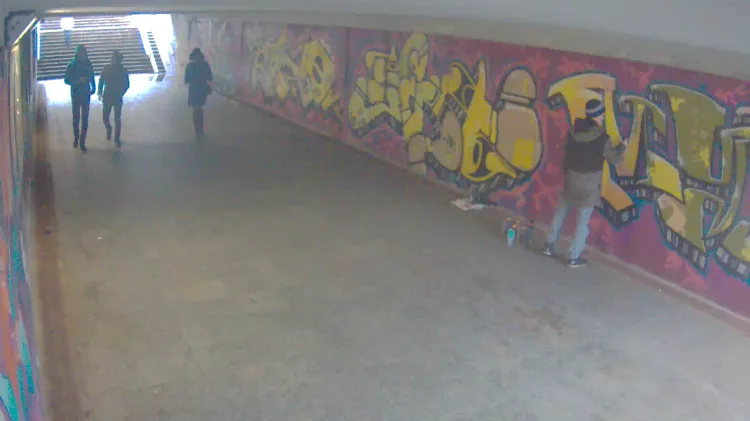 Nikt z przechodzących nie reagował, gdy młody mężczyzna uzupełniał graffiti w tunelu pod al. Niepodległości w Sopocie.  