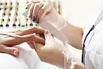 Manicure hybrydowy wykonujemy średnio co 14-21 dni. Pomiędzy zabiegami również warto zadbać o dłonie i okolice paznokci.