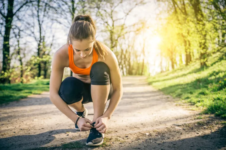 Jeżeli biegamy, warto zadbać o stopy nie tylko na poziomie odpowiednio dobranego, wygodnego obuwia.  Nieprawidłowe nawyki pielęgnacyjne mogą zwiększyć ryzyko otarć i bolesnych odcisków w czasie treningu. 