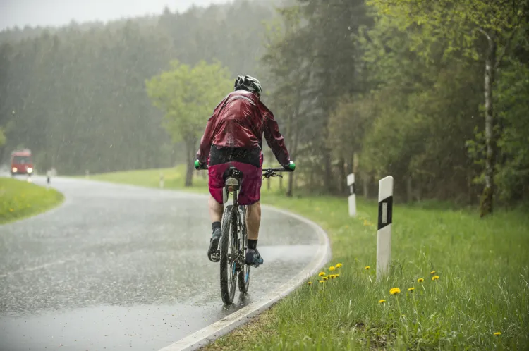 Jazda rowerem w deszczu - jak się do niej przygotować?