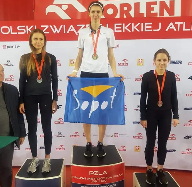 Alicja Stój z SKLA Sopot (w środku) została mistrzynią Polski U-20 w biegu na 800 metrów.
