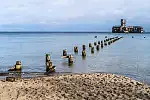 Torpedownia i piękna plaża to walory, z których znane są Babie Doły.