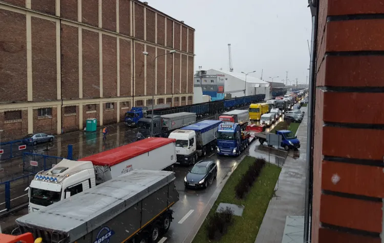 Sznur samochodów ciężarowych mocno utrudniał ruch w okolicy ul. Polskiej. Kierowcy sygnalizują, że to powtarzający się problem.