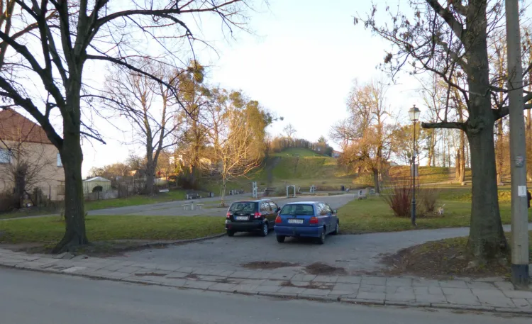 Samochody regularnie parkują w parku na Siedlcach przy ul. Bema.