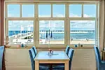 Widok z okien restauracji może być naprawdę przyjemny dla oka. 