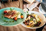 Weekendowy spacer najlepiej połączyć z pysznym obiadem w restauracji.