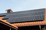 Panele słoneczne wytwarzają prąd, który może być wykorzystywany na bieżące potrzeby lub magazynowany u dostawcy prądu.